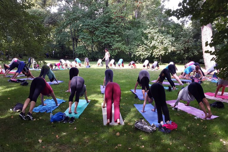 El yoga urbano gana terreno en parques madrileños
